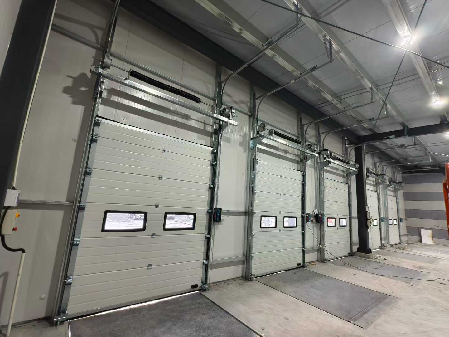 การจัดส่งประตูหน้าตัดอุตสาหกรรมและเครื่องปรับระดับท่าเรือสำหรับโครงการคลังสินค้า